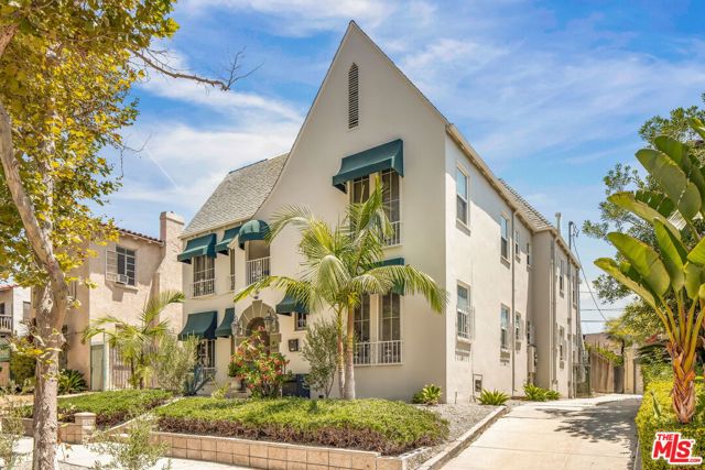 842 S Sycamore Avenue, Los Angeles CA: https://media.crmls.org/mediaz/cece4ef6-3eaf-4daa-a05a-99241f11a85c.jpg