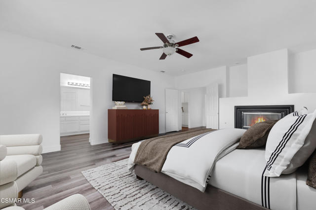 237 Camino Toluca, Camarillo CA: https://media.crmls.org/mediaz/cece677f-8ba3-41d2-b8dc-db758641eb87.jpg