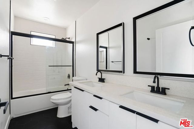 1724 Menlo Avenue, Los Angeles CA: https://media.crmls.org/mediaz/cece6ae8-2606-4ec0-983f-3b1e5b5a5645.jpg