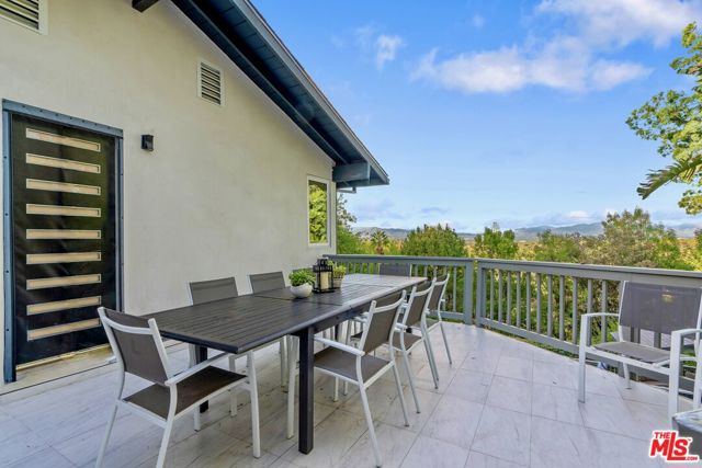 4854 Brewster Drive, Tarzana CA: https://media.crmls.org/mediaz/cecebef6-d1d6-464d-a2bc-f383b14d4d04.jpg