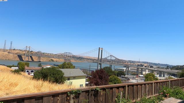 104 Bridgeview Ct, Crockett CA: https://media.crmls.org/mediaz/ced00827-0cfa-41aa-ab35-d5093ea66daa.jpg