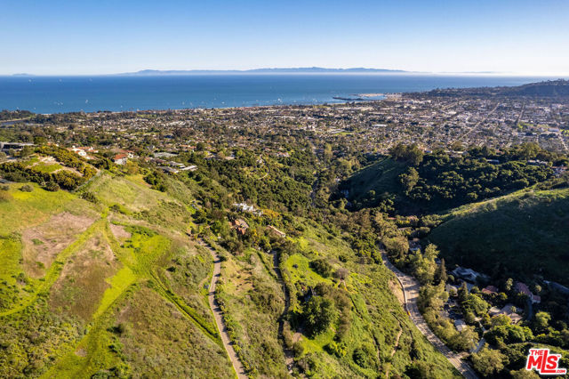 416 Ranchito Vista Road, Santa Barbara CA: https://media.crmls.org/mediaz/ced019b5-ec7e-48c7-b0b9-8950cd248c4e.jpg