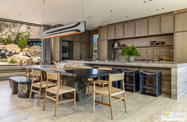2215 Vista Distancia Court, Palm Springs, CA 92262