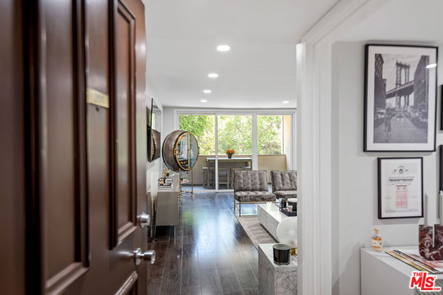 1015 North Kings Road, 201 photo 4