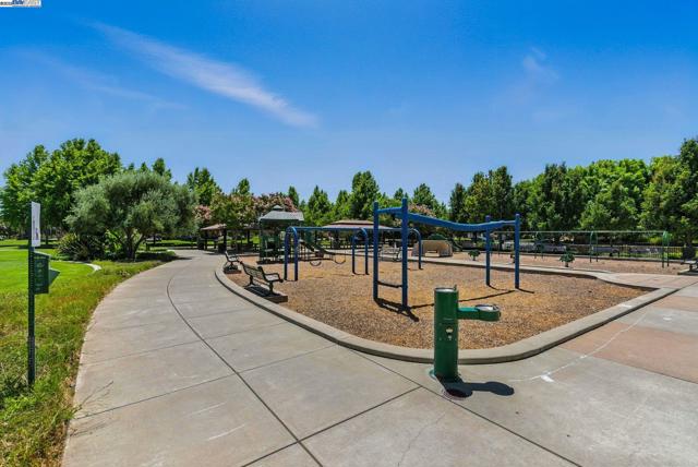 841 Fan Palm Ln, Brentwood CA: https://media.crmls.org/mediaz/ced12846-2314-4e38-b5ce-9ffc83c7d383.jpg