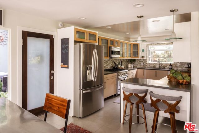 11372 Brill Drive, Studio City CA: https://media.crmls.org/mediaz/ced14ab8-3326-4fd1-8696-978a0b8c0ba9.jpg
