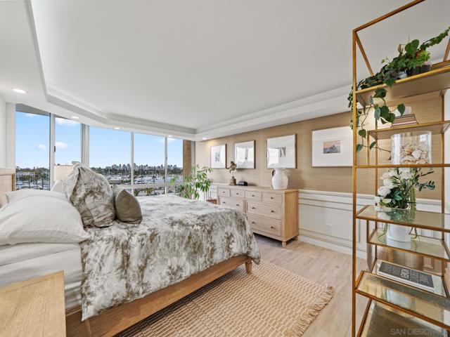 1750 Avenida Del Mundo, Coronado CA: https://media.crmls.org/mediaz/ced25bd4-aef1-4cc7-9628-4f6a4cc7397f.jpg