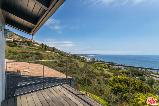 32701 Vista De Los Ondas Street, Malibu CA: https://media.crmls.org/mediaz/ced2773b-3a74-416d-9a51-720b4f02120c.jpg
