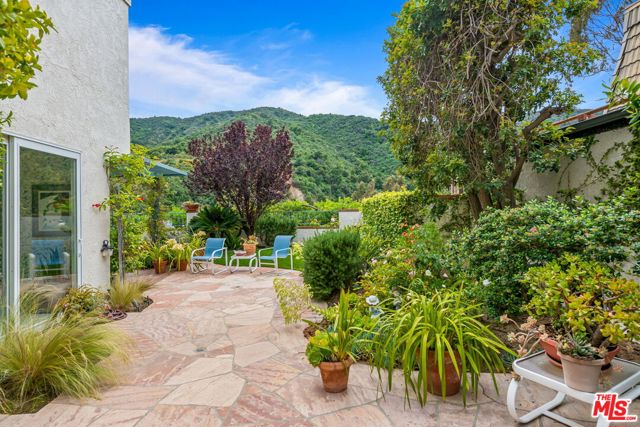 17152 Avenida De Santa Ynez, Pacific Palisades CA: https://media.crmls.org/mediaz/ced31e5f-ceac-4e3b-b7e9-7af4d19f3e31.jpg