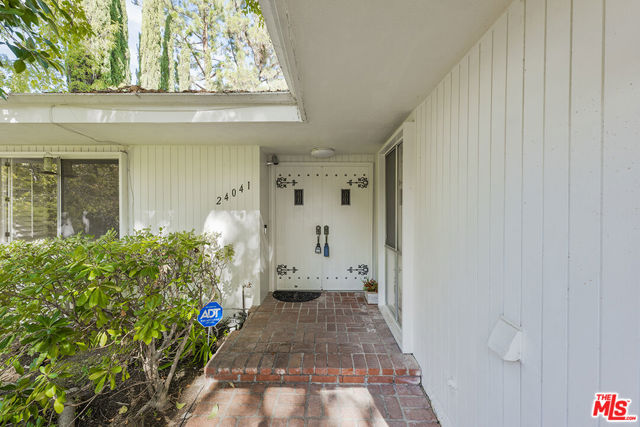24041 Mariano Street photo 3