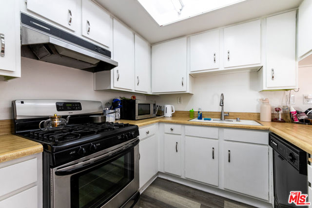 15214 S Raymond Avenue, Gardena CA: https://media.crmls.org/mediaz/ced59232-3e7c-406f-87e6-b44b5a8e9a50.jpg