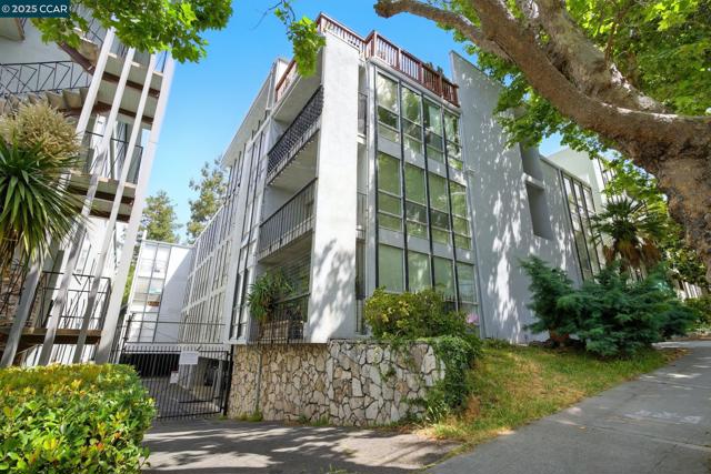 193 Montecito, Oakland CA: https://media.crmls.org/mediaz/ced6c6e8-2ece-4119-8baa-01d747e49546.jpg