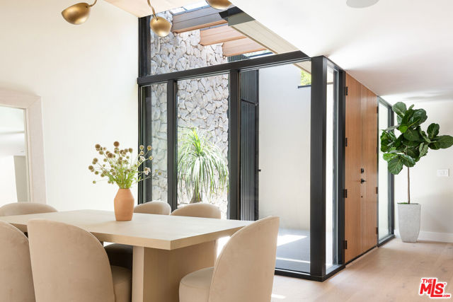 3977 Oeste Avenue, Studio City CA: https://media.crmls.org/mediaz/ced73719-1f21-458d-9b35-e0160c6dfbfb.jpg