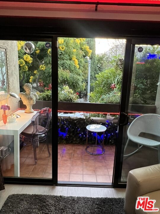 950 N Kings Road, West Hollywood CA: https://media.crmls.org/mediaz/ced8918c-b657-480d-8c3c-330237bce117.jpg