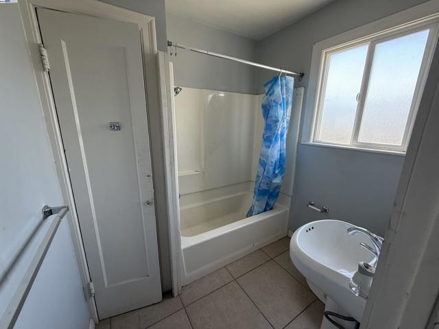 7800 Lockwood St, Oakland CA: https://media.crmls.org/mediaz/ced8994d-db34-4ea9-b794-f6ff8e688323.jpg