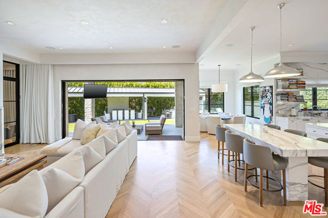 11753 Wetherby Lane, Los Angeles CA: https://media.crmls.org/mediaz/ceda6618-5cd5-4340-939d-dbffe56993fe.jpg