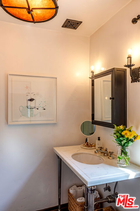 820 N Roxbury Drive, Beverly Hills CA: https://media.crmls.org/mediaz/ceda90fd-dd55-4d7d-8c99-5b04672b7e14.jpg