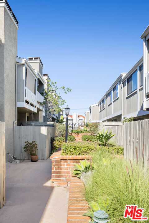 11656 Nebraska Avenue, Los Angeles CA: https://media.crmls.org/mediaz/cedc32ef-89a3-453d-8fe6-96abf7c43c78.jpg