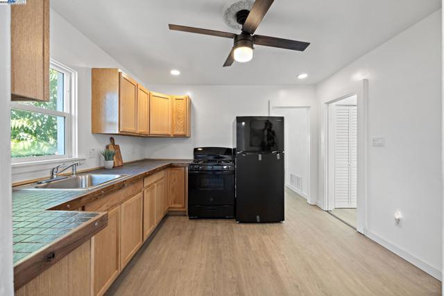 1385 Palm Ave, Martinez CA: https://media.crmls.org/mediaz/cedc9ab3-f4d6-489d-a392-d245f0775ce4.jpg