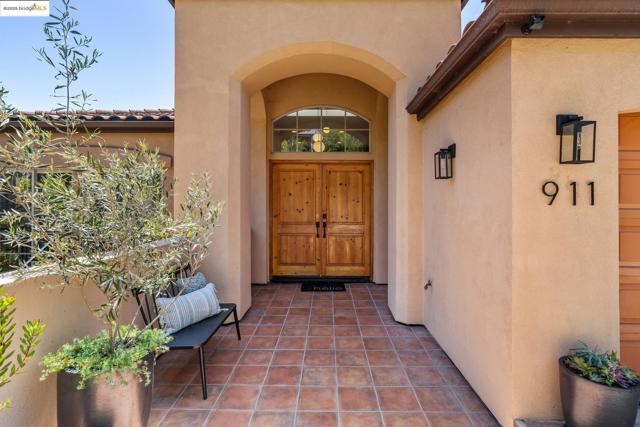 911 Aquarius Way, Oakland CA: https://media.crmls.org/mediaz/cedd4468-55f6-4511-9fb1-982f62efc7b6.jpg
