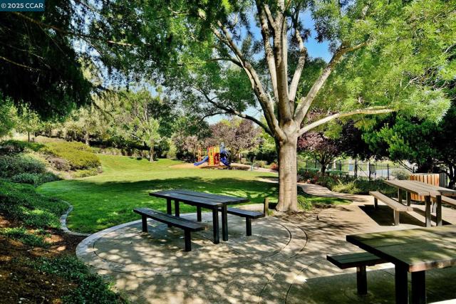84 Tumbleweed Ct, San Ramon CA: https://media.crmls.org/mediaz/ceddbc4e-b313-47af-93d6-fa41318e80fc.jpg