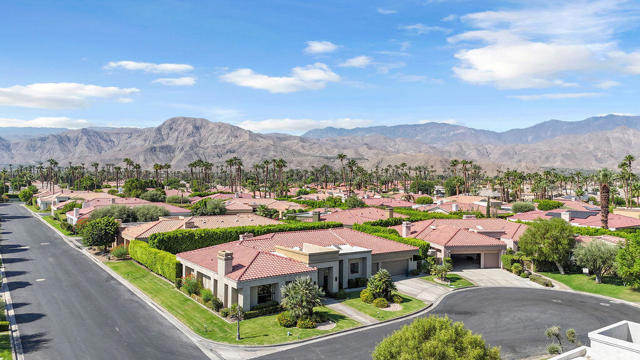 29 El Roble Court, Rancho Mirage CA: https://media.crmls.org/mediaz/cede347b-8fd5-49b5-97a8-3483d169a801.jpg