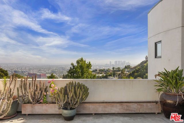 1573 Sunset Plaza Drive, Los Angeles CA: https://media.crmls.org/mediaz/cede3d2e-f08a-4dfc-af6f-458d0fa99fab.jpg