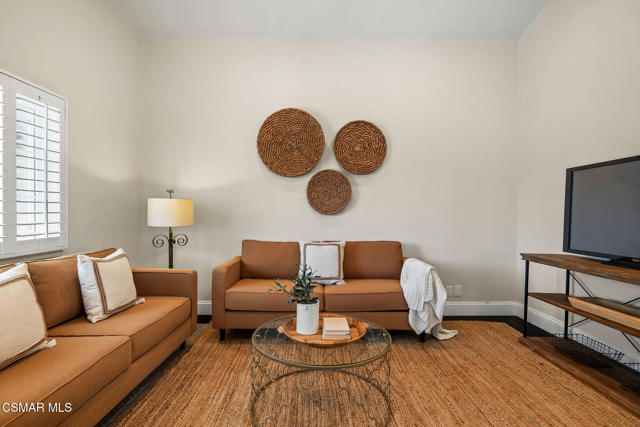 4570 N Vistapark Drive, Moorpark CA: https://media.crmls.org/mediaz/cedf823d-bf0b-45d9-9be4-60ef3a69999b.jpg