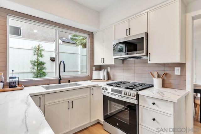 12169 Via San Loreno, San Diego CA: https://media.crmls.org/mediaz/cedf9288-7397-4912-9565-513edb85db9a.jpg