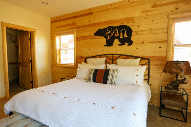 289 Stony Creek Road, Big Bear CA: https://media.crmls.org/mediaz/cee04cfc-29df-4bc8-853b-124754b352e9.jpg