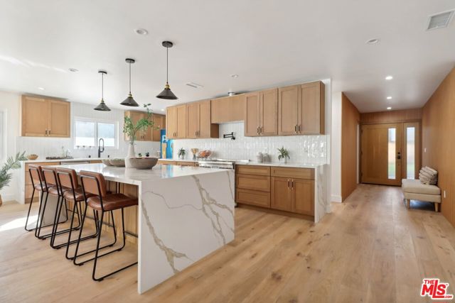 4656 Greenbush Avenue, Sherman Oaks CA: https://media.crmls.org/mediaz/cee0fc8e-0987-4851-8d47-10cca22d57a6.jpg