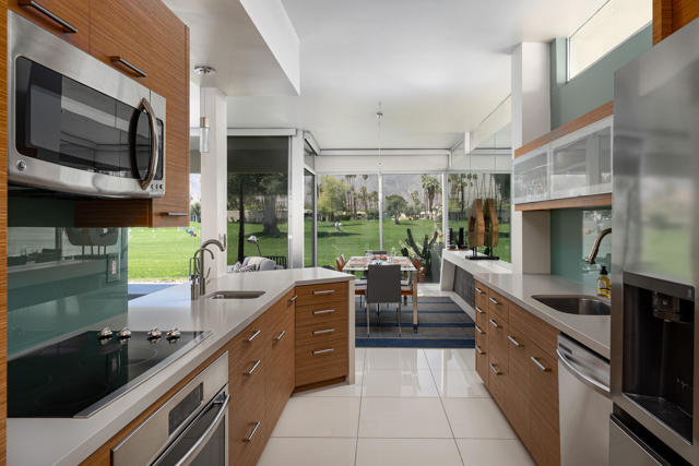 26 Lakeview Circle, Palm Springs CA: https://media.crmls.org/mediaz/cee20a68-a5c6-4a22-a572-a19ca09c77b5.jpg