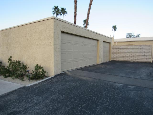 48440 Racquet Lane, Palm Desert CA: https://media.crmls.org/mediaz/cee25339-519e-43f6-a93c-7a670111ef08.jpg