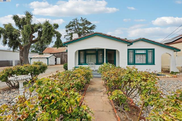 11768 Main St, Sunol CA: https://media.crmls.org/mediaz/cee313c0-6cbc-4f07-acf9-2543026c50b6.jpg