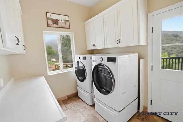 Detail Gallery Image 10 of 65 For 1925 Robinhood Rd, Vista,  CA 92084 - 5 Beds | 4/1 Baths