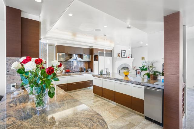 5756 La Jolla Corona Dr, La Jolla CA: https://media.crmls.org/mediaz/cee343c4-fa4c-4904-92f8-9336a9b2f697.jpg