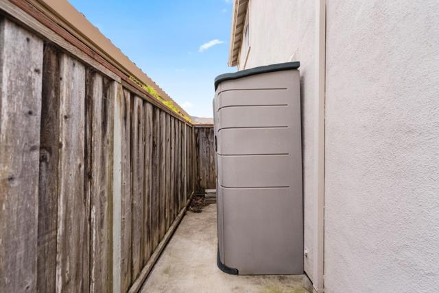 18177 Stonegate Court, Salinas CA: https://media.crmls.org/mediaz/cee38c65-9515-4d25-bacd-ca610c520936.jpg