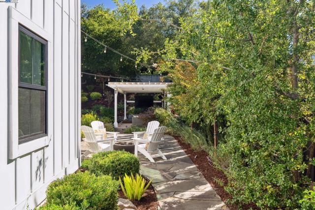 2621 Royal Oaks Dr, Alamo CA: https://media.crmls.org/mediaz/cee3a514-cee0-41b5-91c6-9de5c844c6f1.jpg