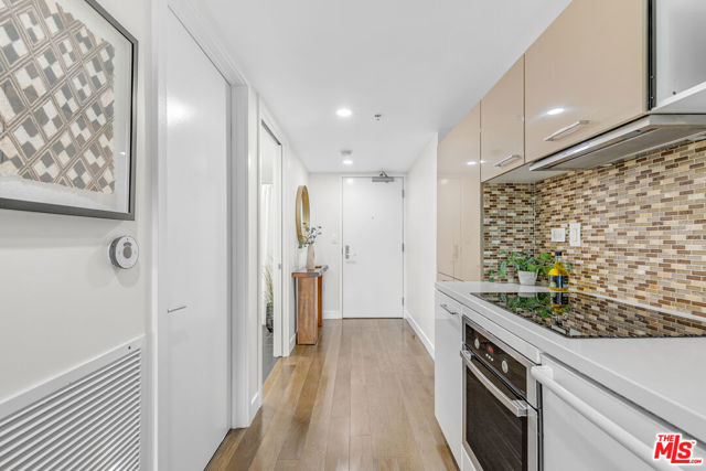 901 S Flower Street, Los Angeles CA: https://media.crmls.org/mediaz/cee3b714-a555-4309-8f4d-242ac6a3d219.jpg