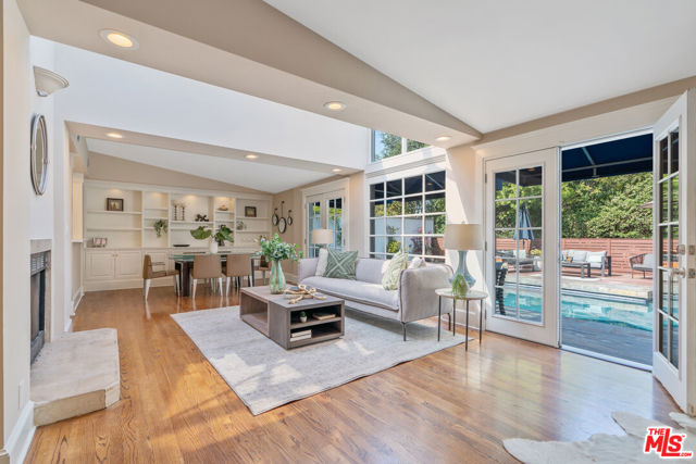 3564 Summerfield Drive, Sherman Oaks CA: https://media.crmls.org/mediaz/cee433f5-633e-4956-88b3-5492b0f72072.jpg