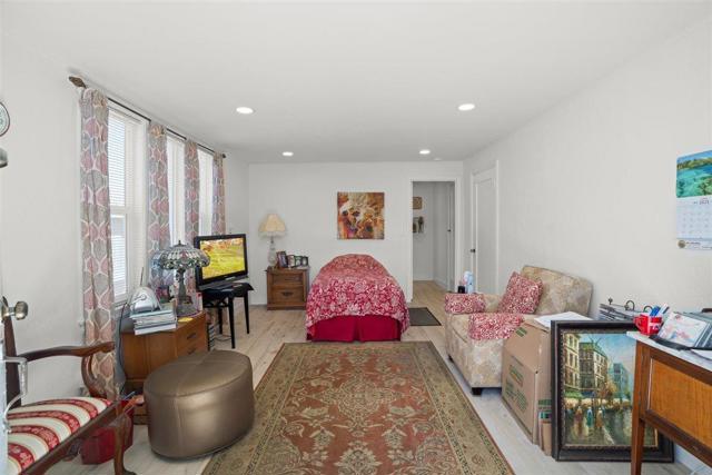 315 Grand Boulevard, San Mateo CA: https://media.crmls.org/mediaz/cee48e9f-39a9-436a-8775-020ebca8a37e.jpg