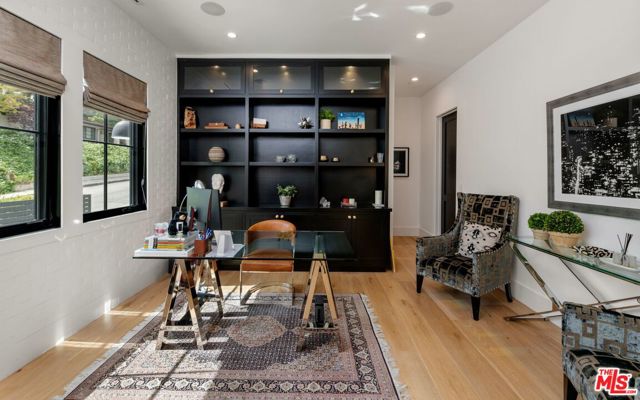 16101 Royal Mount Drive, Encino CA: https://media.crmls.org/mediaz/cee49d5a-f5ca-464b-9760-7cb928227807.jpg