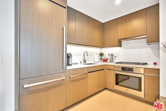 889 Francisco Street, Los Angeles CA: https://media.crmls.org/mediaz/cee59132-ed63-4bf3-9167-647d30ef9c40.jpg