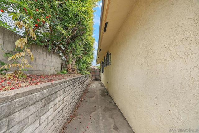 945 Nacion Avenue, Chula Vista CA: https://media.crmls.org/mediaz/cee64859-0ed1-4e3a-81f9-c1602ace202d.jpg