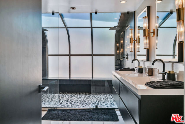 3001 Dona Nenita Place, Studio City CA: https://media.crmls.org/mediaz/cee6e65d-6475-4ba9-9a57-84b158584a0e.jpg