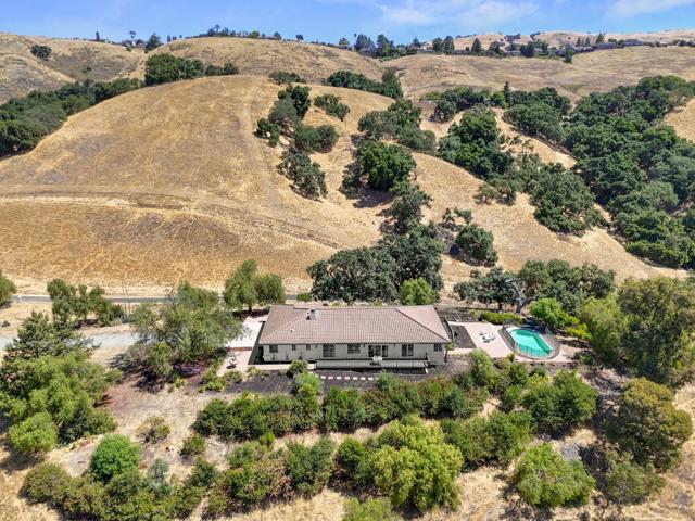 17101 Kruse Ranch Lane, Morgan Hill CA: https://media.crmls.org/mediaz/cee7da76-195a-4038-9701-8ee54dfd959c.jpg