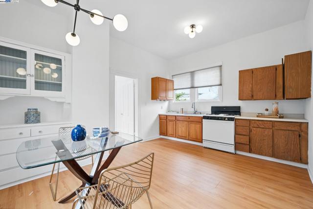 1572 Lincoln Ave, Alameda CA: https://media.crmls.org/mediaz/cee7f0bf-72f4-4901-85c5-9d74bc82d8ae.jpg