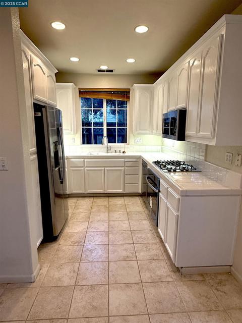 54 Village Square Pl, Pleasant Hill CA: https://media.crmls.org/mediaz/cee83323-10b1-4fe2-ab98-d7b51bbd8692.jpg
