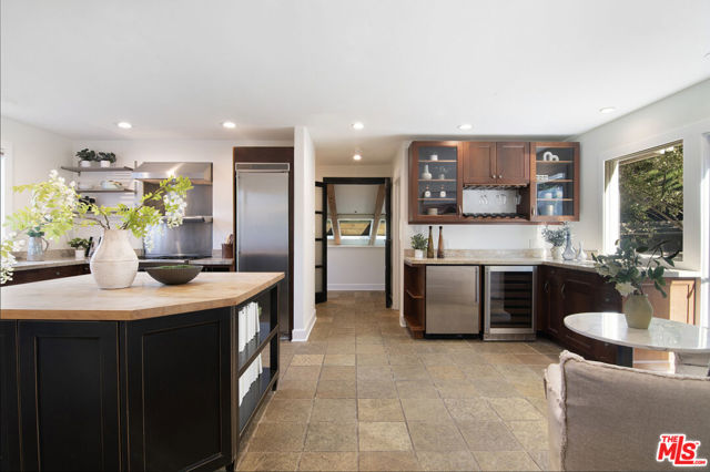 3908 Fairway Avenue, Studio City CA: https://media.crmls.org/mediaz/cee91e29-fe19-4a8e-b3ce-d7c07ae7618f.jpg