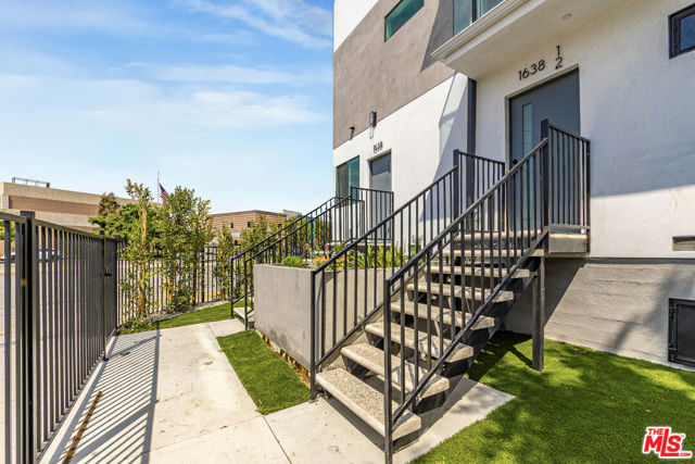 1636 Longwood Avenue, Los Angeles CA: https://media.crmls.org/mediaz/cee98aab-d6c2-4e44-820b-9f7ff0becdd2.jpg